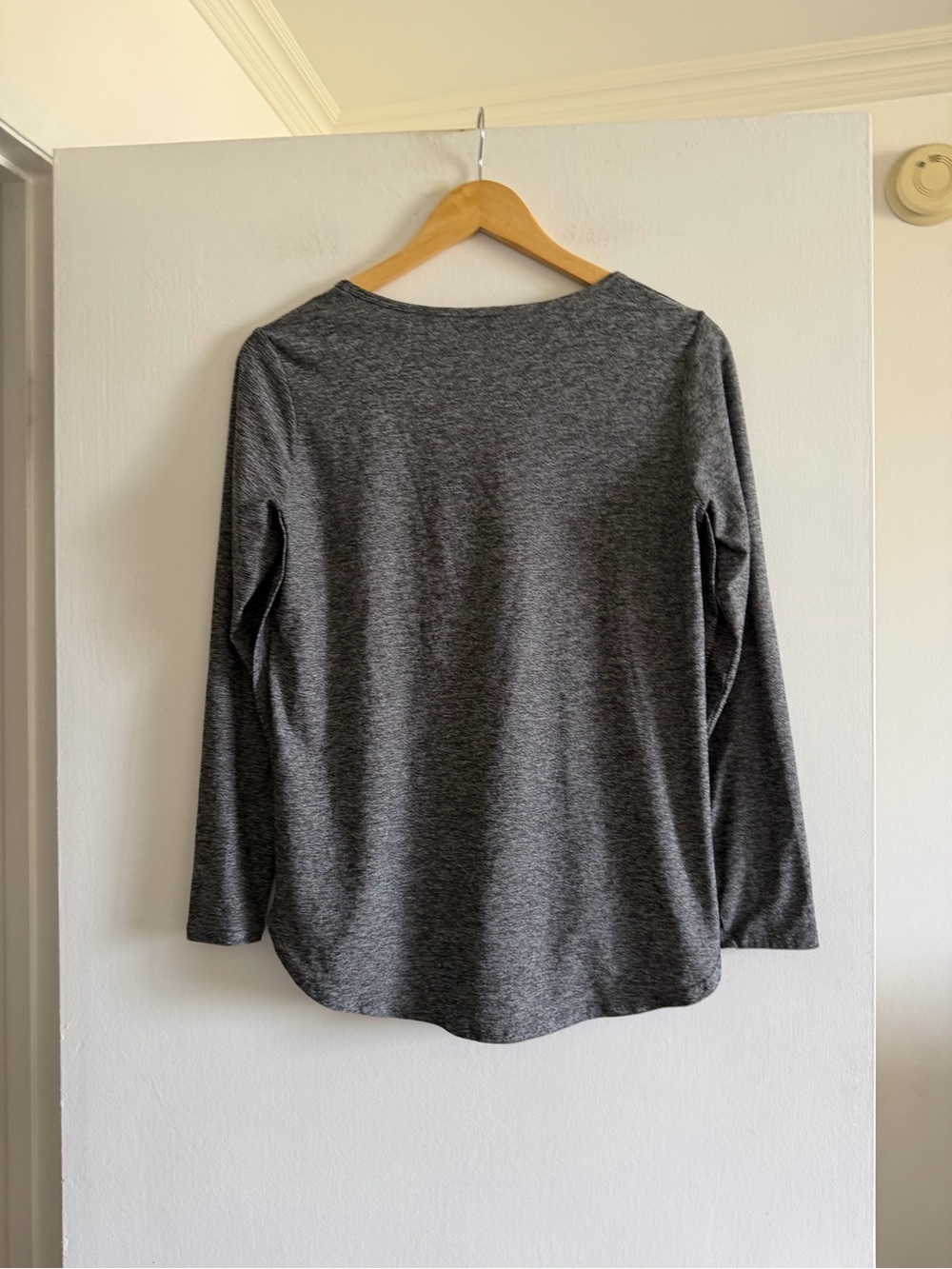 Beyond Yoga Women's Long Sleeve Scoop Neck Athletic T-Shirt size Small EUC - Picture 2 of 5